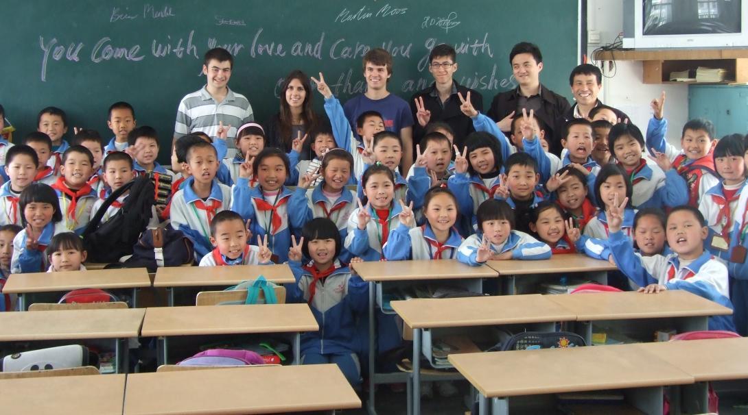 Projects Abroad volunteers take a photo with the students during the teaching work experience in China A group photo of the students and Projects Abroad volunteers teaching English in China